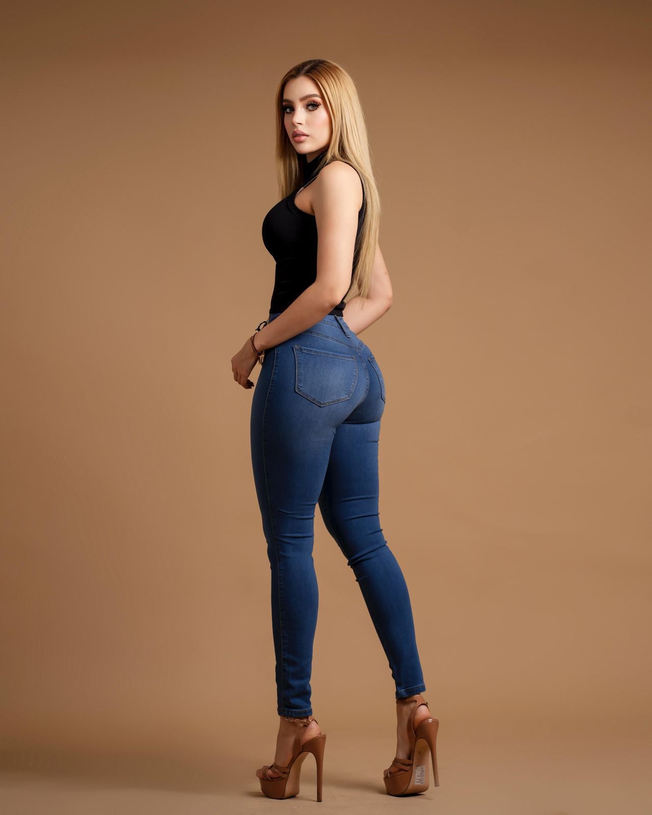 Pantalón azul pegado