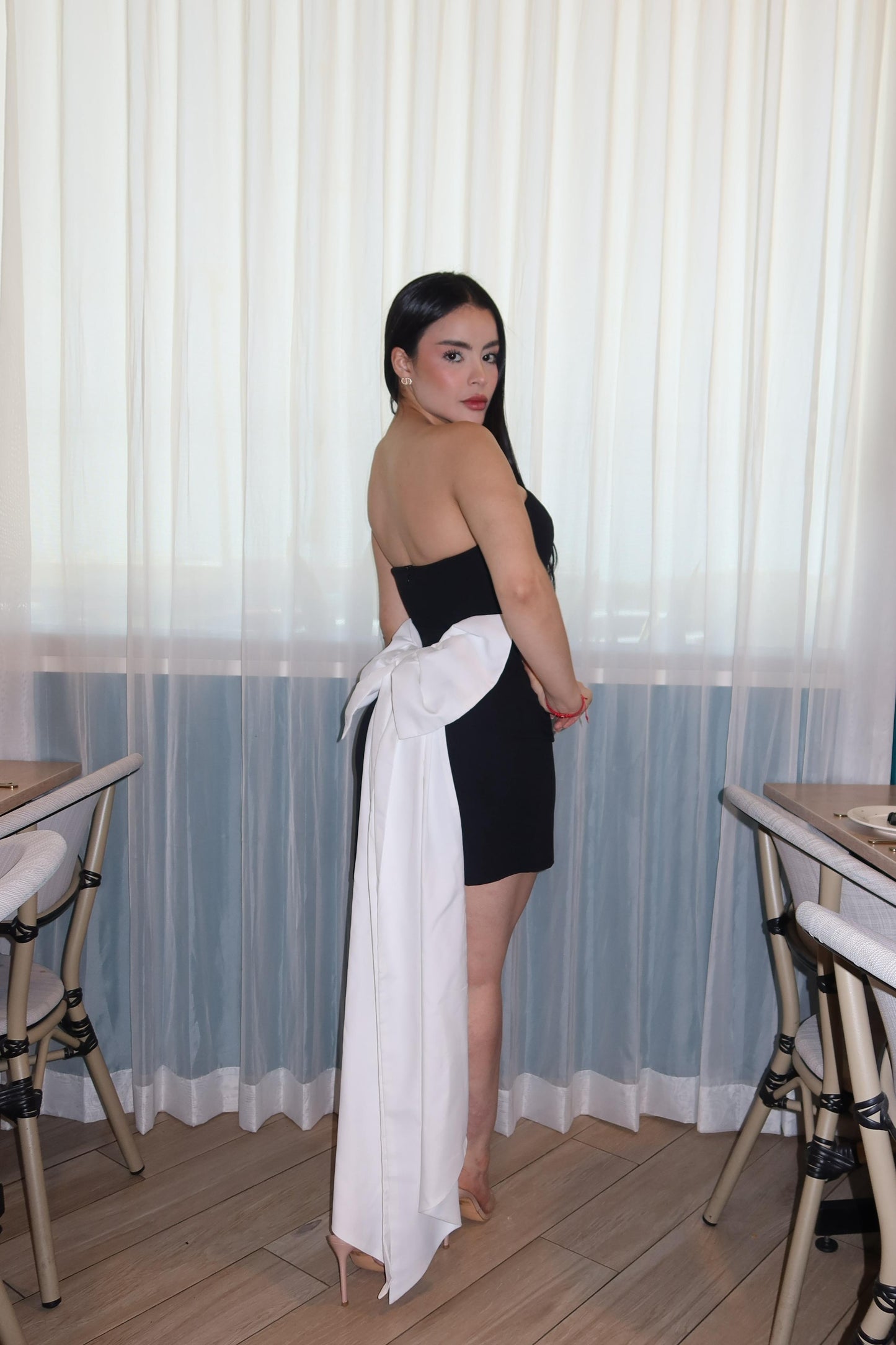 Vestido negro con moño