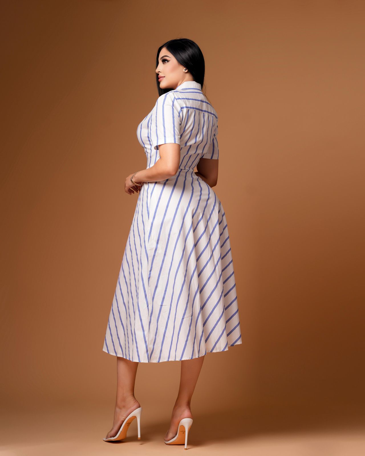 Vestido blanco con rayas azul