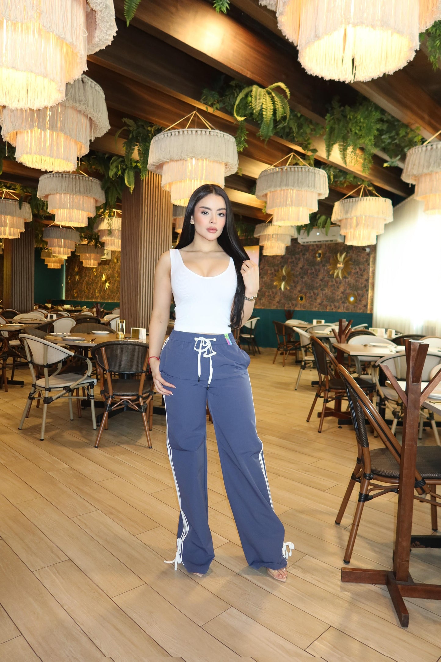 Pantalón azul con rayas blanco