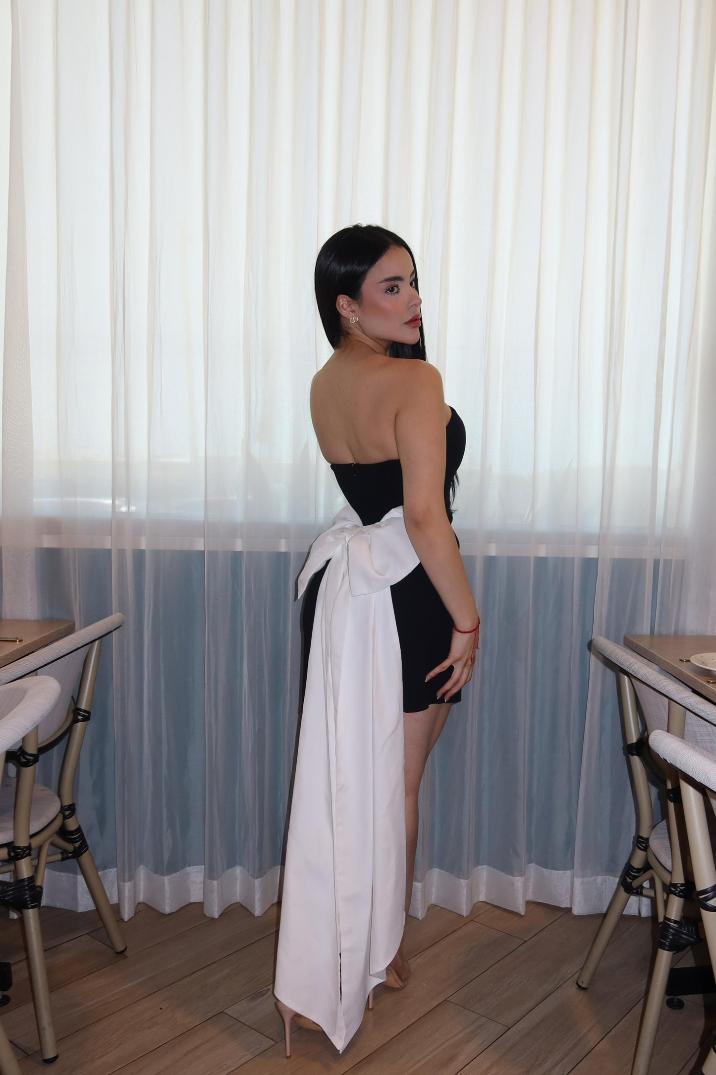 Vestido negro con moño