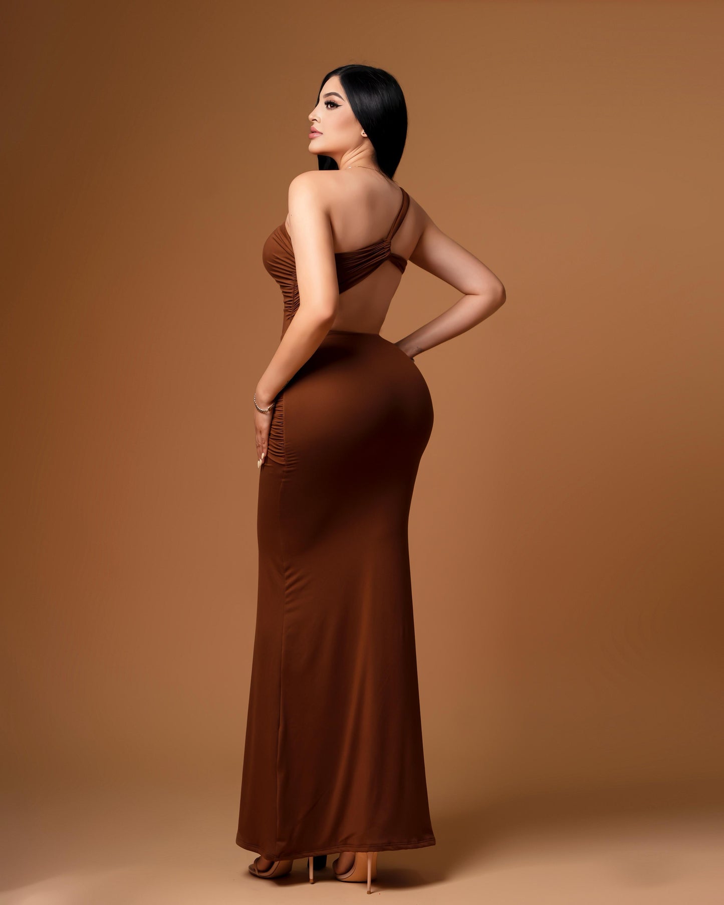 Vestido café largo escote espalda