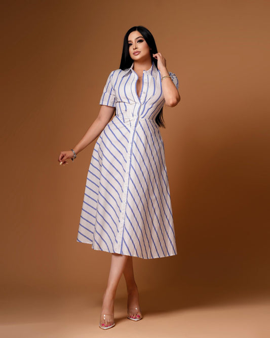 Vestido blanco con rayas azul