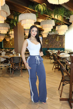 Pantalón azul con rayas blanco