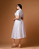 Vestido blanco con rayas azul